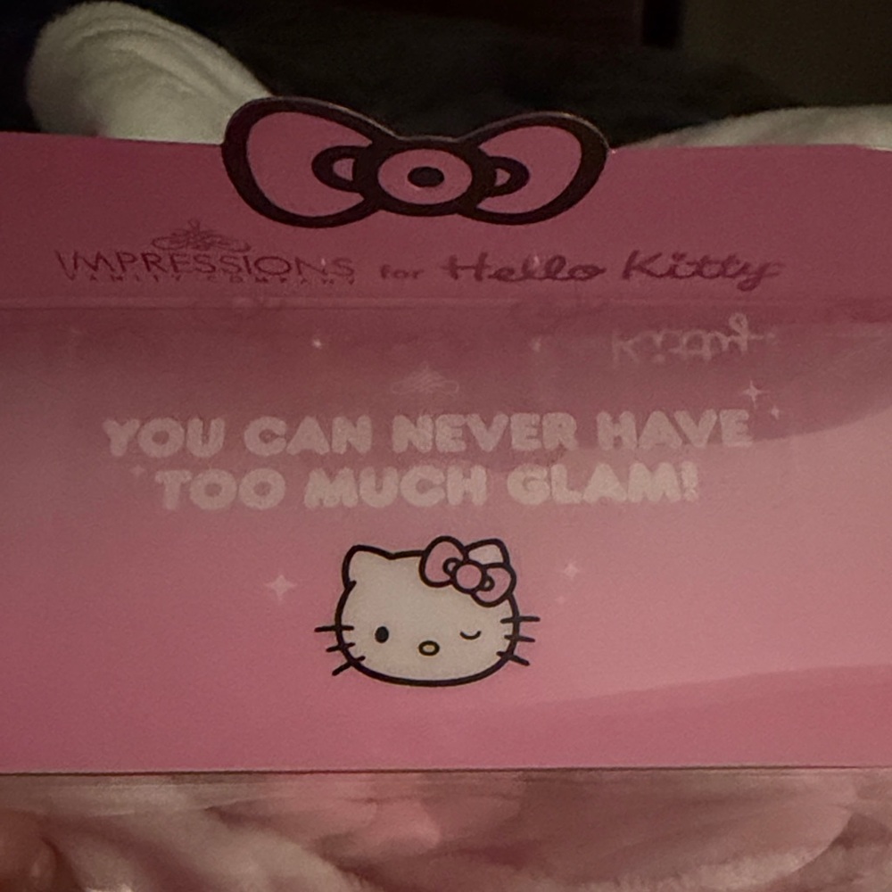 Hello Kitty Pink Silicone Case and Beauty Blender - Picture 2 of 3